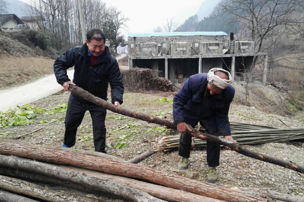 漢江師范學(xué)院校領(lǐng)導(dǎo)精準(zhǔn)扶貧與鄉(xiāng)親同吃同樂同勞動(dòng)