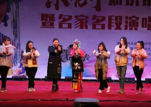 同學們跟周春霞老師現(xiàn)場互動學表演