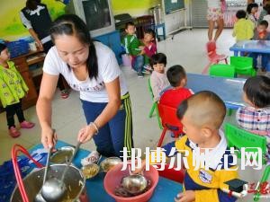 遵義2020年幼師學(xué)校有哪些科目?我們知道幼師專業(yè)是屬于一個學(xué)習(xí)內(nèi)容比較多的專業(yè)，因為是小朋友的啟蒙階段，同學(xué)們自己在報讀本專業(yè)的時候很多的同學(xué)都不知道到底是學(xué)一些什么?于是都來問道小編，小編就來給大家說一下關(guān)于學(xué)校科目的事情哦。  幼師學(xué)校學(xué)習(xí)專業(yè)課程 1、幼兒教育學(xué)  了解現(xiàn)代教育、幼兒教育的新觀念、新思想、新信息，結(jié)合我國幼兒教育改革中的新問題、新情況，將理論的闡述和幼兒教育實踐中的問題結(jié)合起來，進(jìn)行具體分析和指導(dǎo)。  2、幼兒心理學(xué)  了解幼兒的認(rèn)知和言語發(fā)展的特點(diǎn)和規(guī)律、幼兒的情緒、個性與社會性發(fā)展的關(guān)系及幼兒的活動心里。能依據(jù)幼兒特點(diǎn)，利用所學(xué)相關(guān)知識，初步具備幼兒園基層崗位幼兒教師的工作能力。培養(yǎng)學(xué)生具有誠實守信、善于溝通和合作的品質(zhì)。  3、幼師英語  根據(jù)幼師學(xué)生的英語水平和專業(yè)特點(diǎn)，從聽、說、讀、寫四個方面全方位的培養(yǎng)學(xué)生，讓學(xué)生掌握基本語法知識、語音知識、日常用語，提高學(xué)生的口語交際技能和綜合閱讀、寫作能力。讓學(xué)生在學(xué)習(xí)過程中發(fā)展綜合語音運(yùn)用能力，提高人文素養(yǎng)，增強(qiáng)實踐能力，培養(yǎng)創(chuàng)新精神。  4、幼兒園組織與管理  讓學(xué)生了解幼兒園組織與管理的基本原理和內(nèi)容，掌握幼兒園組織與管理的基本規(guī)律，學(xué)會用所學(xué)專業(yè)理論解決實際工作中遇到的管理問題。結(jié)合案例分析，培養(yǎng)學(xué)生的思辨意識、創(chuàng)新意識，提高學(xué)生與時俱進(jìn)的管理理念，為學(xué)生今后從事幼兒園教育工作和管理工作奠定良好的基礎(chǔ)，具有較強(qiáng)的實用性和可操作性。  學(xué)前教育前景好不好 學(xué)前教育上的現(xiàn)在已經(jīng)有越來越多的人關(guān)注，就業(yè)前景上的非常不錯的一個職業(yè)了，在現(xiàn)階段學(xué)前教育專業(yè)就業(yè)率上也在一直上升，我國對于學(xué)前教育上的重視的提升，也為學(xué)前教育專業(yè)人才提供了較好的就業(yè)機(jī)會，使得社會上的對于學(xué)前教育人才上的甚至出現(xiàn)了供不應(yīng)求的現(xiàn)象，學(xué)前教育現(xiàn)階段也已經(jīng)成為一個非常重要的教育階段，擁有高素質(zhì)的學(xué)前教育人才對于整個教育事業(yè)上的也能夠起到一個促進(jìn)和發(fā)展的作用。  幼師專業(yè)上就業(yè)前景也是比較好的，現(xiàn)階段社會上的對于幼師的需求也越來越多了，對于早期教育上的重視度的提升，使得幼師人才成為現(xiàn)階段社會上的所需要的重要人才選擇。  我們可以看到幼師專業(yè)學(xué)習(xí)的是很多的，小編給大家列舉了一些專業(yè)課程，其實這個專業(yè)是一個需要自己花費(fèi)很多心力來學(xué)習(xí)的專業(yè)，同學(xué)們學(xué)習(xí)的內(nèi)容是很廣泛的，不過這個專業(yè)只要學(xué)好了，將來在就業(yè)方面就會很不錯，所以，希望選擇這個專業(yè)的同學(xué)都能掌握足夠的專業(yè)知識哦。